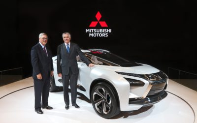 TONY LAFRAMBOISE, PRÉSIDENT ET CHEF DE LA DIRECTION, VENTES DE VÉHICULES MITSUBISHI DU CANADA (GAUCHE), ET VINCENT COBEE, DIRECTEUR MONDIAL DE LA PLANIFICATION, MITSUBISHI MOTORS CORP., DÉVOILENT LE VÉHICULE CONCEPT E-EVOLUTION AU SALON INTERNATIONAL DE L’AUTO DE MONTRÉAL.