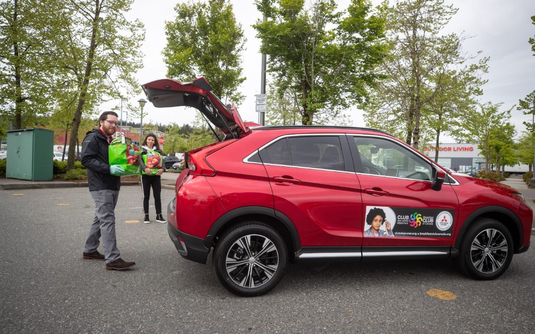 Josée Desjardins, du Club des petits déjeuners, et Alan Lyddiatt, de Mitsubishi Motors Canada, remplissent un Mitsubishi Eclipse Cross, le véhicule utilitaire communautaire de la compagnie, aux fins de livraison aux enfants et aux familles de la communauté. Mitsubishi Motors Canada a fait un don de 50 000 $ au fonds d’urgence du Club des petits déjeuners et des véhicules utilitaires communautaires à Vancouver, Toronto et Montréal pour faciliter la livraison et la logistique pendant la fermeture des écoles due à la COVID-19. Pendant la pandémie, l’organisme s’est rapidement adapté pour venir en aide aux enfants et aux familles, notamment en offrant du soutien logistique et financier alors que de nombreuses familles sont en situation d’insécurité alimentaire.